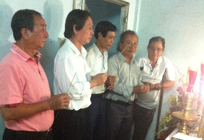 Viếng tang thân mẫu TT Phát